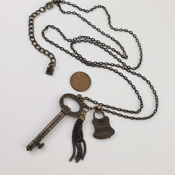 Good Works necklace antique brass - key + tassel + lock pendants layer necklace - Picture 15 of 16